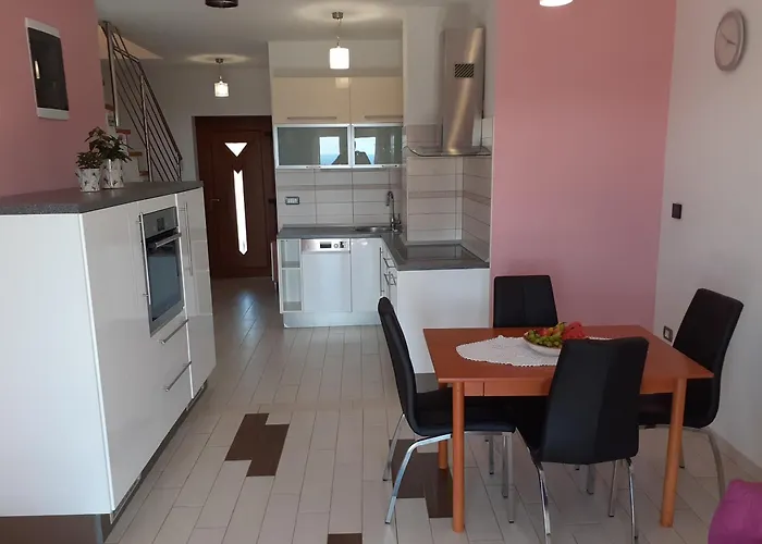 Apartma Olea Sared アパート *